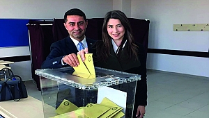 "EŞİMLE BEN OYUMUZU KULLANDIK, HAYIRLI OLSUN"