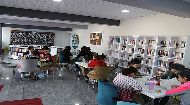 EZİNE YENİ HALK KÜTÜPHANESİNDE ÖĞRENCİLER DAHA MUTLU