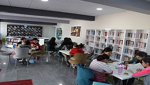 EZİNE YENİ HALK KÜTÜPHANESİNDE ÖĞRENCİLER DAHA MUTLU