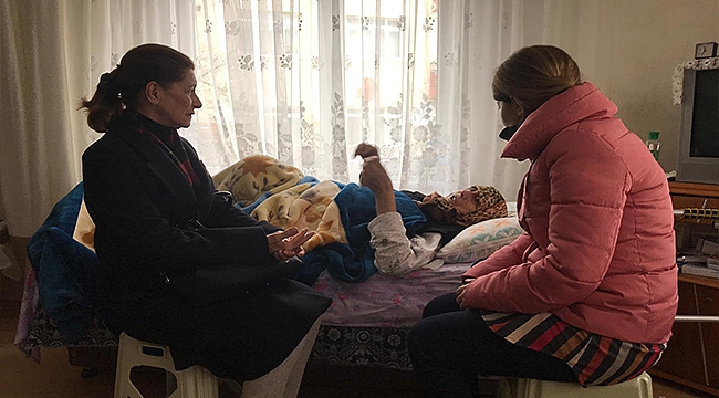 HALE GÖKHAN HASTALARI EVİNDE ZİYARET ETTİ