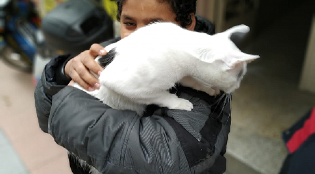 KÜÇÜK ÇOCUK, KURTARILAN KEDİSİNE SIKI SIKI SARILDI