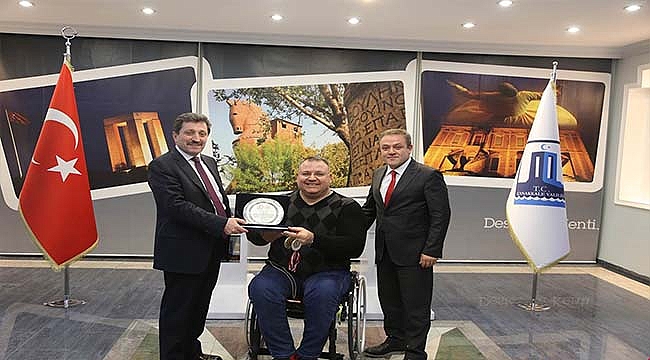 TÜRKİYE BEDENSEL ENGELLİLER SPOR FEDERASYONUNDAN VALİ ORHAN TAVLI'YA TEŞEKKÜR PLAKETİ