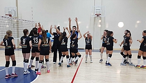 VOLEYBOLCULAR BAŞARIYA DOYMUYOR