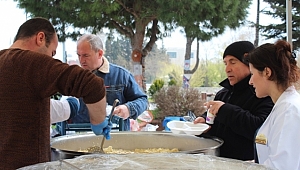 BİGA BELEDİYESİ KANDİL PİLAVI DAĞITTI