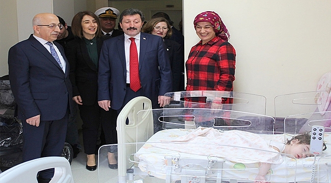 ÇANAKKALE PROTOKOLÜNDEN ÇOMÜ HASTANESİNDEKİ ÇOCUKLARA 23 NİSAN ZİYARETİ