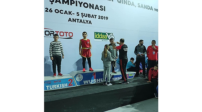 KÜRSÜNÜN ÜST SIRALARI ÇANAKKALELİ WUSHUCULARA EMANET