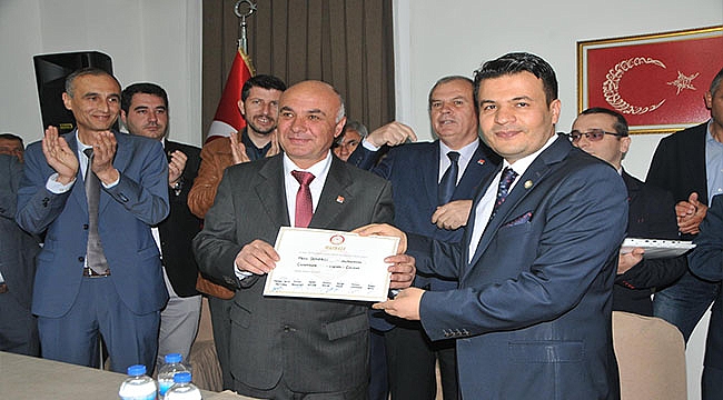 LAPSEKİ BELDE BELEDİYE BAŞKANLARI MAZBATALARINI ALDI