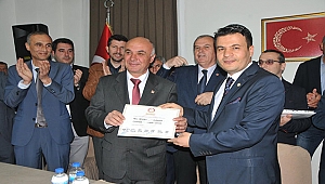 LAPSEKİ BELDE BELEDİYE BAŞKANLARI MAZBATALARINI ALDI