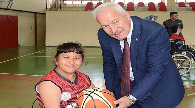 LAPSEKİ'DE ÖZEL EĞİTİMLİ ÇOCUKLAR İÇİN BASKETBOL KURSU AÇILDI