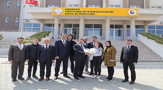 VALİ ORHAN TAVLI, SOSYAL BİLİMLER LİSESİNDE ÖĞRENCİLERLE