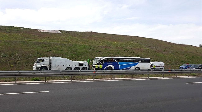 YOLCU OTOBÜSÜ DEMİR YÜKLÜ TIRA ARKADAN ÇARPTI: 2 ÖLÜ, ÇOK SAYIDA YARALI