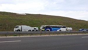 YOLCU OTOBÜSÜ DEMİR YÜKLÜ TIRA ARKADAN ÇARPTI: 2 ÖLÜ, ÇOK SAYIDA YARALI