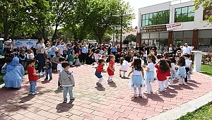 ANNE VE BABALAR, SERTİFİKALARINI ÇOCUKLARINDAN ALDI