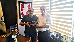 BAŞKAN GÖKHAN'A ANLAMLI HEDİYE