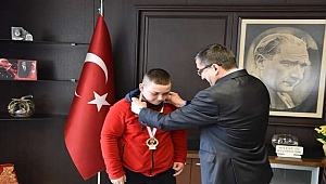 BAŞKAN ÖZ'DEN BAŞARILI GÜREŞÇİYE ÖDÜL