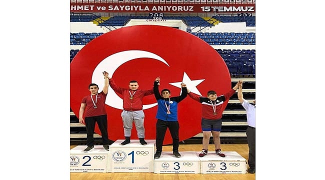 ÇAN BELEDİYE GÜREŞÇİSİ İZMİR'DE ŞAMPİYON OLDU