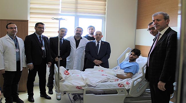 KAZADA YARALANAN ÖĞRENCİLERİ ZİYARET ETTİ