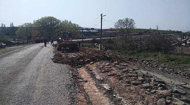 LAPSEKİ'DE KÖY YOLLARI ASFALT ONARIM ÇALIŞMALARI YÜRÜTÜLÜYOR