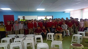 LAPSEKİ'DE ÖĞRENCİLERE YAYA ÖNCELİKLİ TRAFİK EĞİTİMİ VERİLİYOR