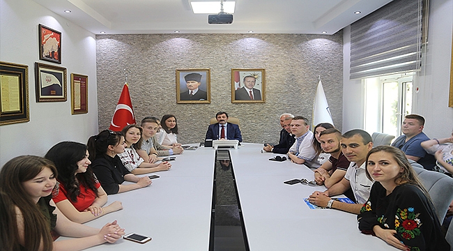 UKRAYNALI ÖĞRENCİLERDEN VALİ ORHAN TAVLI'YA ZİYARET