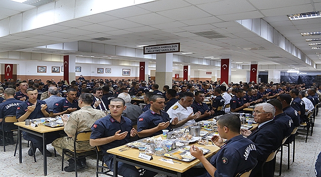 VALİ ORHAN TAVLI, 116 JANDARMA EĞİTİM KOMUTANLIĞINDA JANDARMA ERLERLE İFTARDA BİR ARAYA GELDİ
