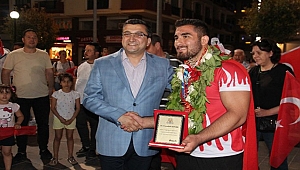 ÇAN'DA AVRUPA ŞAMPİYONU GÜREŞÇİSİNE COŞKULU KARŞILAMA