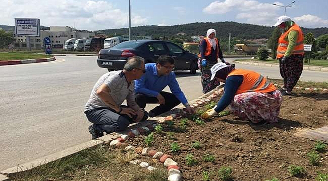ÇAN'DA PARK VE BAHÇELER ÇİÇEK AÇTI