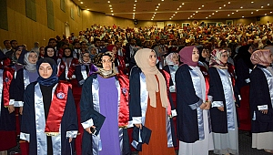 İLAHİYAT FAKÜLTESİNDE MEZUNİYET COŞKUSU