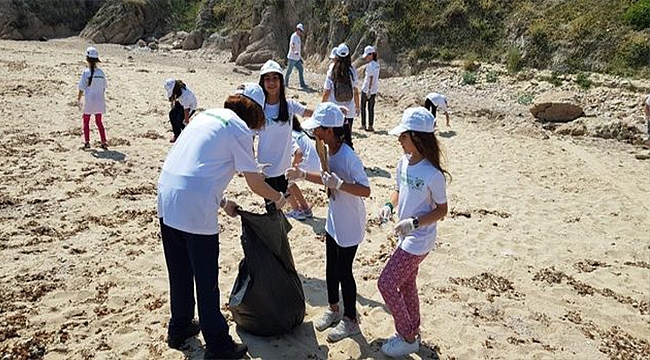 İLKOKUL ÖĞRENCİLERİNDEN SAHİL TEMİZLİĞİ