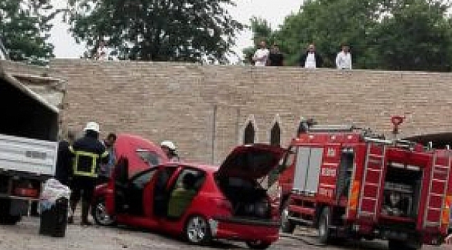 PATLAYAN AKÜ ARABAYI YAKTI!