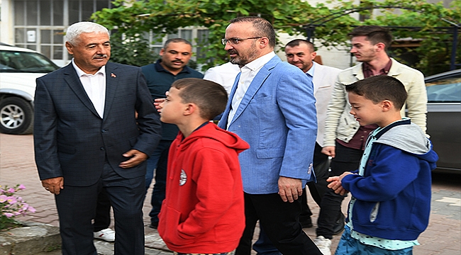 TURAN,BAYRAM NAMAZINI BABA OCAĞINDA KILDI