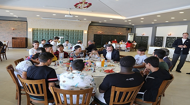 VALİ ORHAN TAVLI, ÇOCUKLARIN BAYRAM SEVİNCİNE ORTAK OLDU