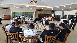 VALİ ORHAN TAVLI, ÇOCUKLARIN BAYRAM SEVİNCİNE ORTAK OLDU