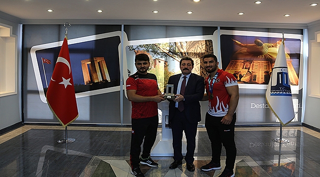 VALİ ORHAN TAVLI, GENÇLER AVRUPA SERBEST GÜREŞ ŞAMPİYONU FEYZULLAH AKTÜRK'Ü KABUL ETTİ