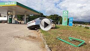 ARAÇ BENZİN İSTASYONUNA DALDI!