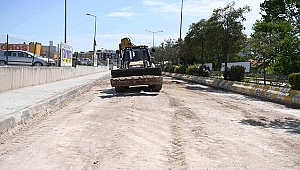 ATATÜRK CADDESİNDE ÜSTYAPI YENİLEME ÇALIŞMALARI DEVAM EDİYOR