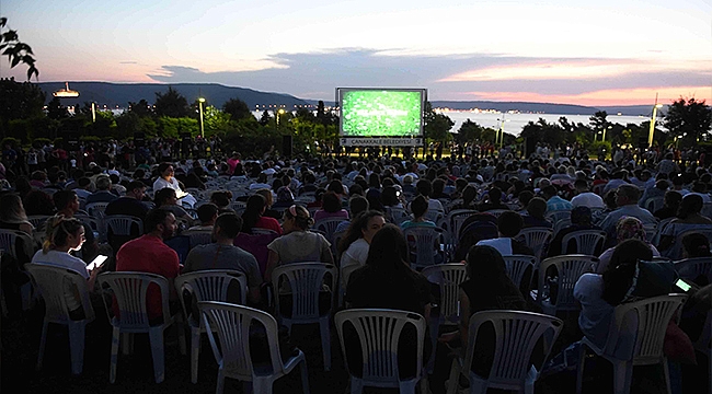 ÇANAKKALE BELEDİYESİ AÇIK HAVA SİNEMA GECELERİ YEŞİLÇAM KLASİKLERİ İLE BAŞLADI