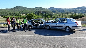 İKİ OTOMOBİL KAFA KAFAYA ÇARPIŞTI!