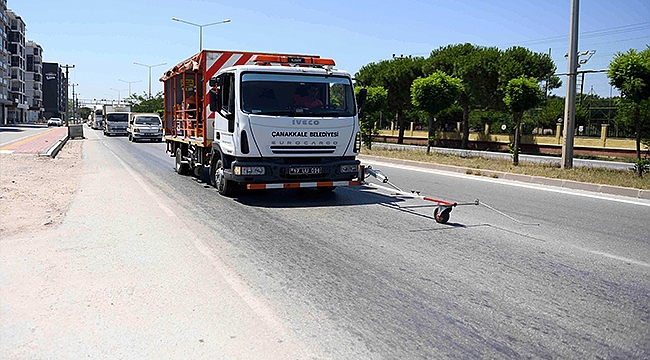 KENTİN ÇEŞİTLİ NOKTALARINDA YOL ÇİZGİ ÇALIŞMALARI GERÇEKLEŞTİRİLİYOR