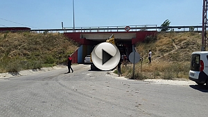 TIR ALT GEÇİTTE SIKIŞTI!