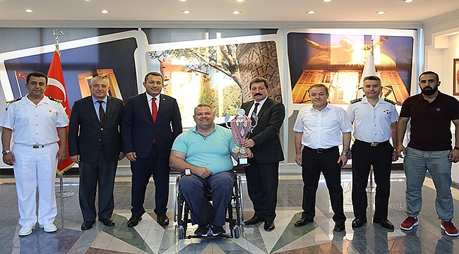 VALİ ORHAN TAVLI, DÜNYA BİLEK GÜREŞ ŞAMPİYONU ÜMİT BURUNLULAR'I TEBRİK ETTİ