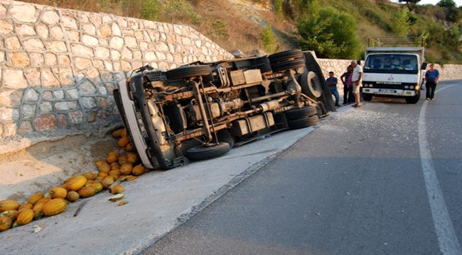 KAVUN YÜKLÜ KAMYON VİRAJI ALAMAYINCA YOLA DEVRİLDİ