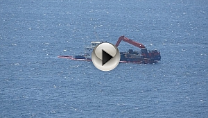 BOZCAADA'DA KARAYA OTURAN GEMİ KURTARILDI