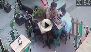 KAFEDE OTURAN 2 GENCE ARABA ÇARPTI