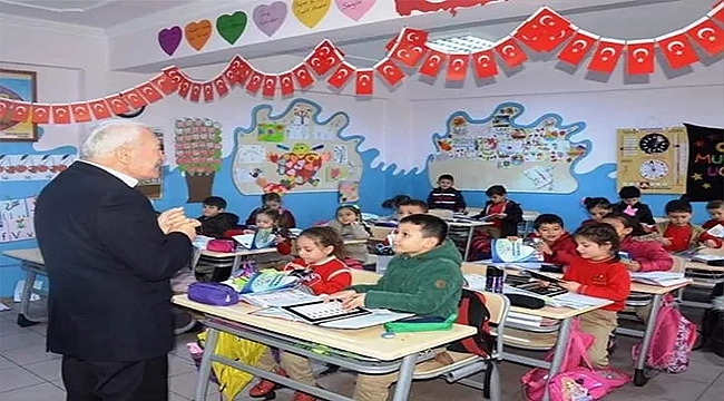 LAPSEKİ'DE 3 BİN 390 ÖĞRENCİ DERS BAŞI YAPTI