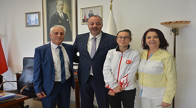 BALKAN GENÇLER TAEKWON-DO ŞAMPİYONU ZEYNEP TAŞKIN YÖNETİM KURULU BAŞKANI SELÇUK SEMİZOĞLU'NU ZİYARET ETTİ