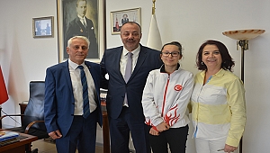 BALKAN GENÇLER TAEKWON-DO ŞAMPİYONU ZEYNEP TAŞKIN YÖNETİM KURULU BAŞKANI SELÇUK SEMİZOĞLU'NU ZİYARET ETTİ