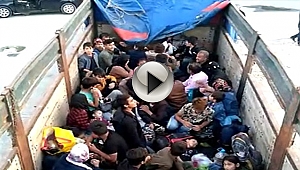 GÖÇMENLER KAMYON KASASINDA YAKALANDI