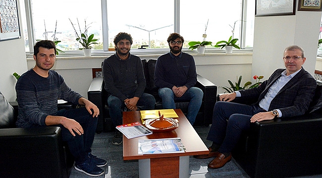 ÇOMÜ GELENEKSEL OKÇULUK TOPLULUĞU ÖĞRENCİLERİ REKTÖR YARDIMCISI PROF. DR. BÜNYAMİN BACAK'I ZİYARET ETTİ
