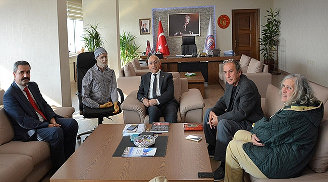 KIBRIS GAZİSİ GAZETECİ CAHİT ÖNDER'DEN REKTÖR PROF. DR. SEDAT MURAT'A ZİYARET